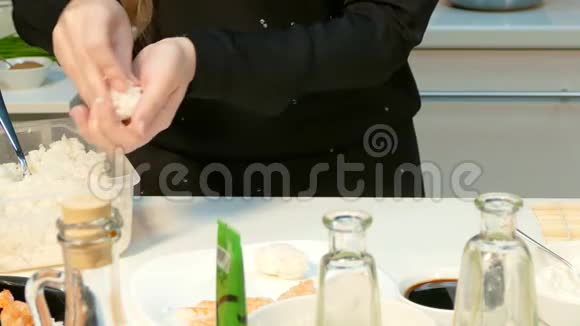 厨师用手做一团米饭视频的预览图
