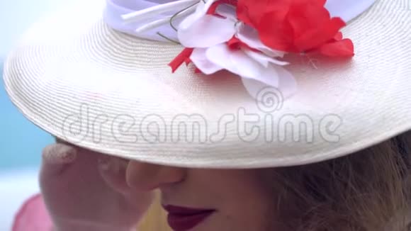 一个漂亮的女人用一只带花边手套的手把头发伸直看着镜头视频的预览图