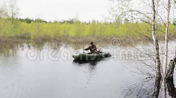 一个人在洪水中沿着森林河游泳视频的预览图