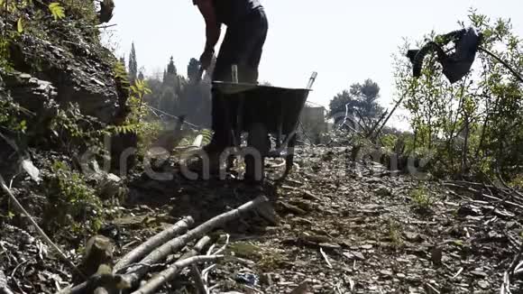 年轻人用铁锹从路上搬石头的作物景观视频的预览图