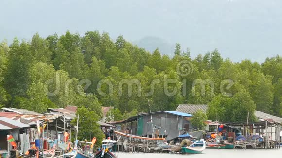 肯尼亚泰国2018年9月21日红树河上渔人村的小船传统亚洲视频的预览图