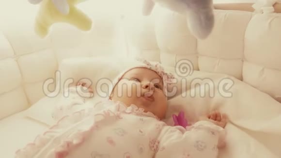 可爱可爱的童床上的可爱可爱的女婴视频的预览图