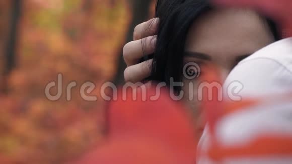 在火红的秋叶中有一个黑发的女人抱着一个男人慢慢地向远处望去视频的预览图