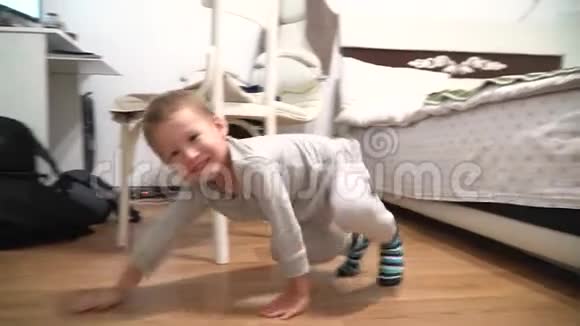 一个小男孩跪在白色的卧室里跑视频的预览图