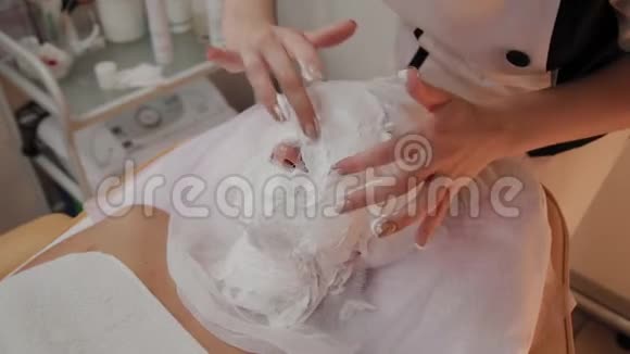 专业美容师将泡沫面膜敷于面部视频的预览图