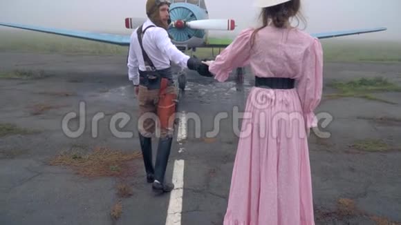 一个穿着粉红色衣服和帽子的女人护送飞行员去打仗慢镜头射击视频的预览图