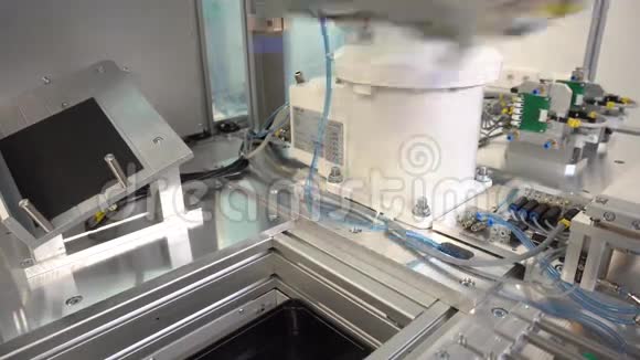 在工厂工作的机器人视频的预览图