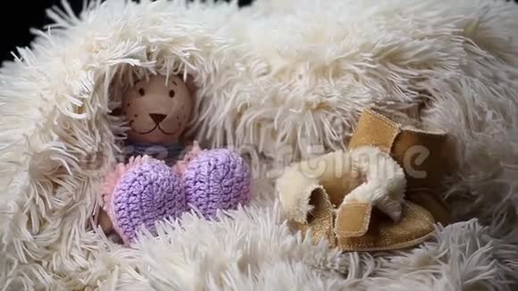 新生婴儿羊毛衣服鞋玩具熊视频的预览图