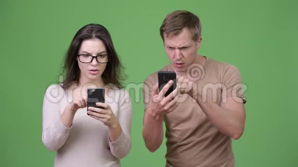 年轻夫妇用电话和坏消息聚在一起视频的预览图