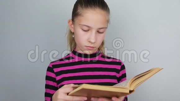 有趣的书这个女孩对她的阅读很着迷视频的预览图
