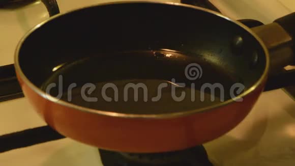 在迷你煎锅里煎鸡蛋视频的预览图