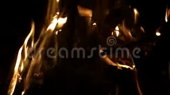 明亮的炽热的柴火在夜间燃烧户外视频的预览图