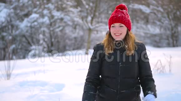 穿红色帽子和黑色外套的女孩在户外视频的预览图