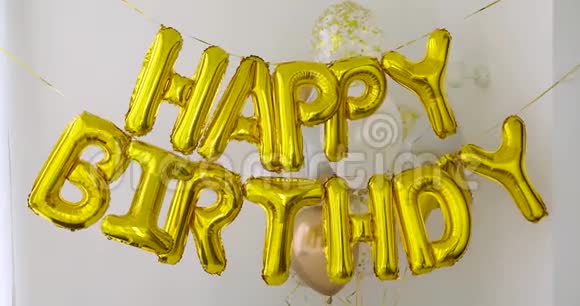 气球做的金色快乐的生日词视频的预览图