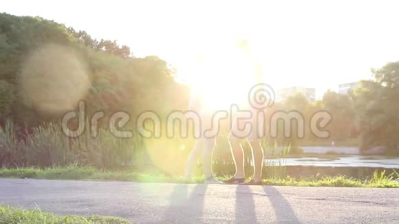 年轻夫妇在日落时接吻浪漫的爱情阳光的亲吻视频的预览图