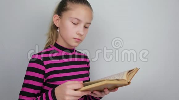 注意阅读一本书的少女视频的预览图