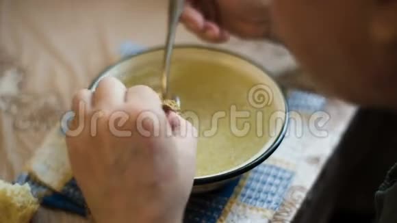 穷人用汤吃肉视频的预览图