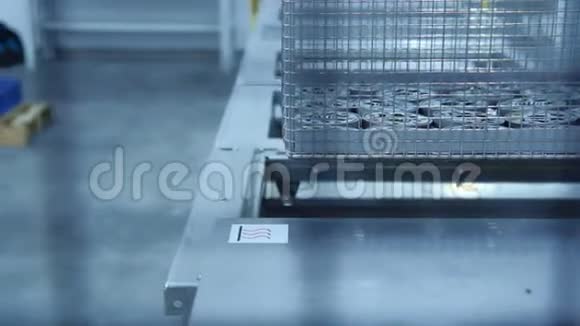 工厂金工加工生产线金属零件处理工艺视频的预览图