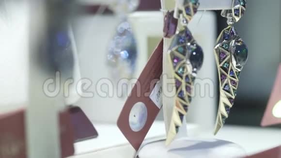 豪华和定制的黄金耳环宝石站在珠宝店的橱窗上行动黄金黄金视频的预览图