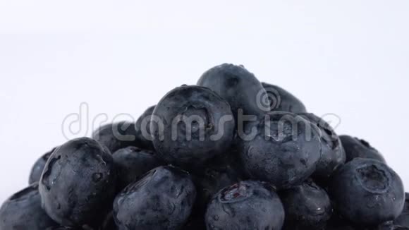 极端特写的新鲜蓝莓堆在白色背景上慢慢旋转孤立无援宏观的视频的预览图