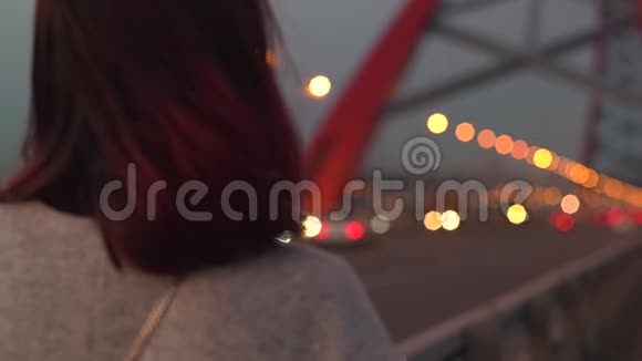 日落时分女人用智能手机拍城市照片视频的预览图