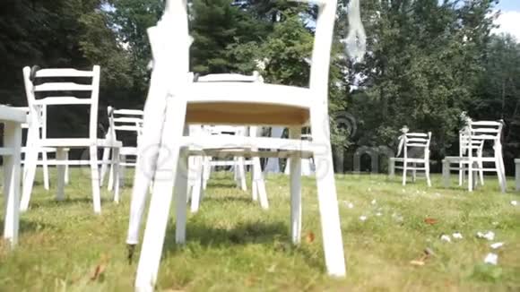 在婚礼现场登记白色漂亮的椅子视频的预览图