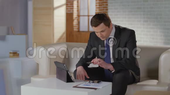 办公室职员输入平板手机银行的信用卡号码视频的预览图