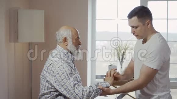 玛瑟尔检查老人手腕疼痛视频的预览图