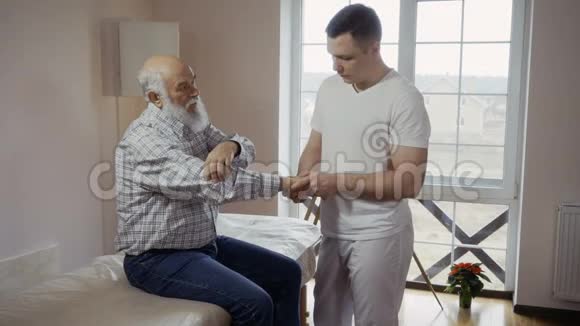 专业按摩师检查老病人手腕疼痛视频的预览图