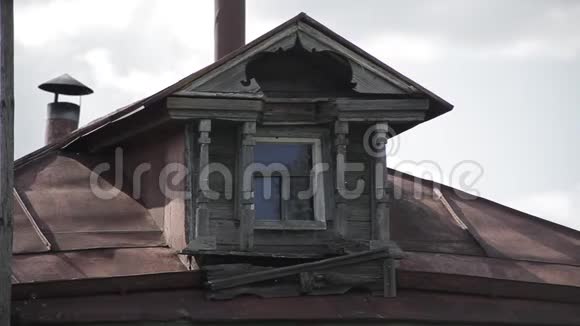 老房子的铁皮屋顶视频的预览图