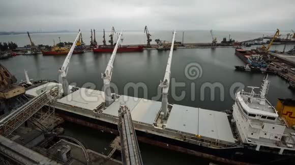 海港粮食码头船舶系泊及启舱时间的推移谷物散装转运至船只视频的预览图