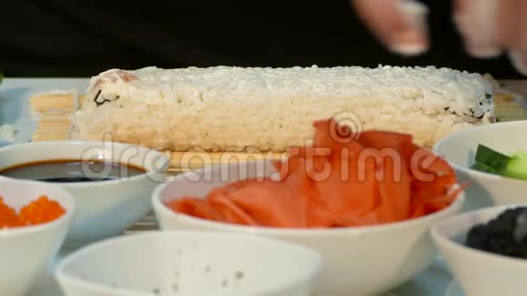 厨师用黑色鱼子酱洒寿司卷视频的预览图