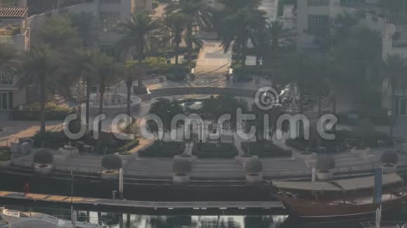 迪拜滨海喷泉机场上午时间港口配备豪华游艇和滨海长廊视频的预览图