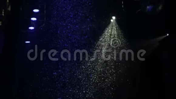 舞台上的聚光灯正在下雪音乐会视频的预览图