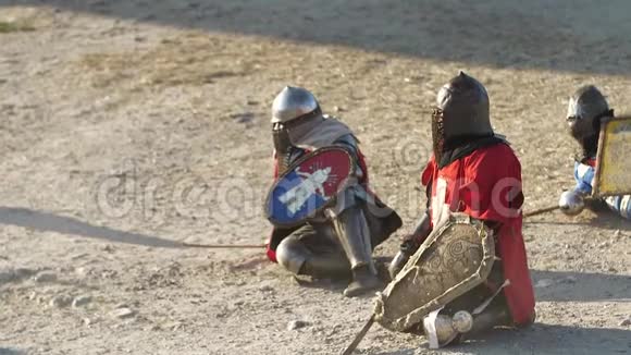战败的骑士在尘土中落地等待战斗的结束视频的预览图
