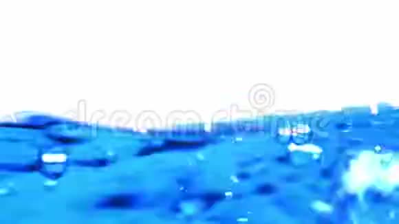 气泡在蓝色纯净水中上升到表面抽象背景视频的预览图