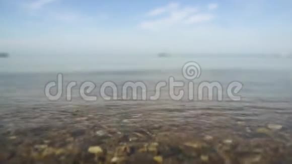 用模糊的海空背景将沙子封闭起来夏日视频的预览图