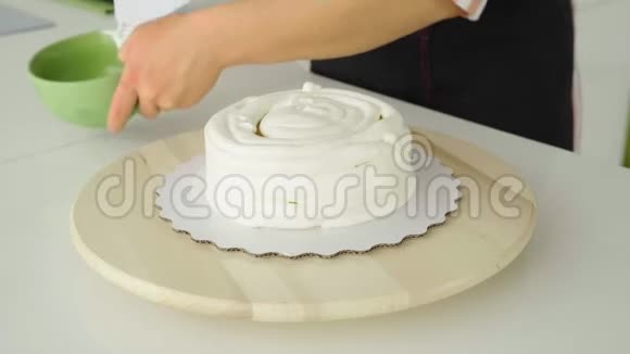 糖果者用奶油盖住蛋糕视频的预览图