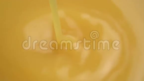 倒入橙汁视频的预览图
