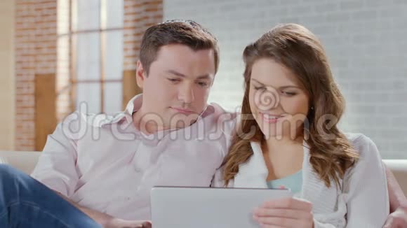 快乐的男人女人一起享受时光网上购物平板电脑视频的预览图