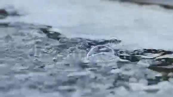 冒泡的水流视频的预览图