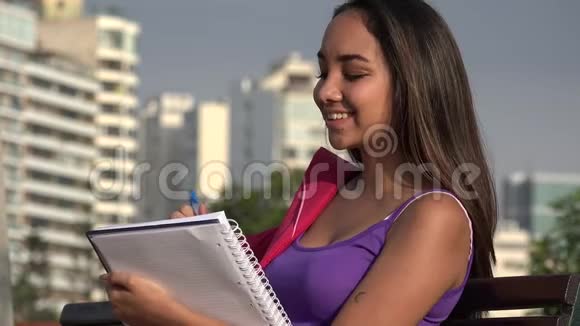 快乐的青少年学生在笔记本上写作视频的预览图