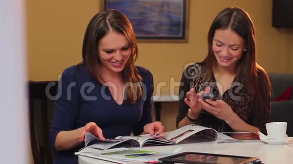 咖啡馆里的女人看照片看杂志时尚时尚杂志视频的预览图