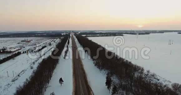 汽车通过冬季沥青路空中景观视频的预览图