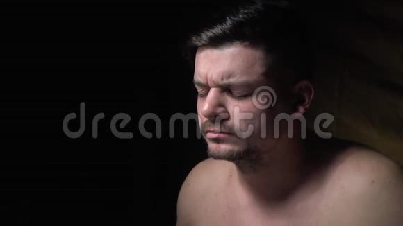 侧视是一个蓄着胡须的人在按摩一个头痛的寺庙视频的预览图