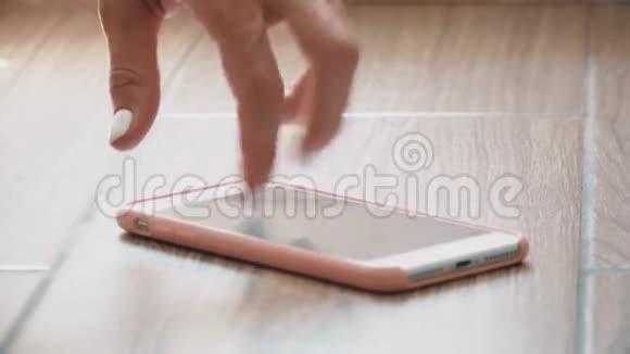 在智能手机上滚动手指模仿跑步机跑步视频的预览图