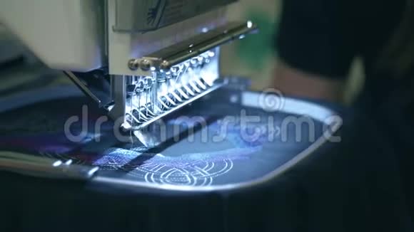 现代刺绣机在工作视频的预览图