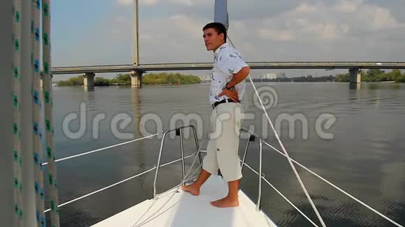 站在船头的年轻男子游艇户外活动视频的预览图