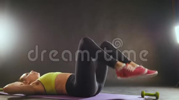 年轻迷人的金发女子锻炼腹部训练视频的预览图
