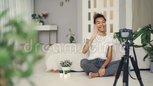 创意博主开朗的年轻女性正在为她的网络博客录制视频聊天微笑和看着摄像机视频的预览图